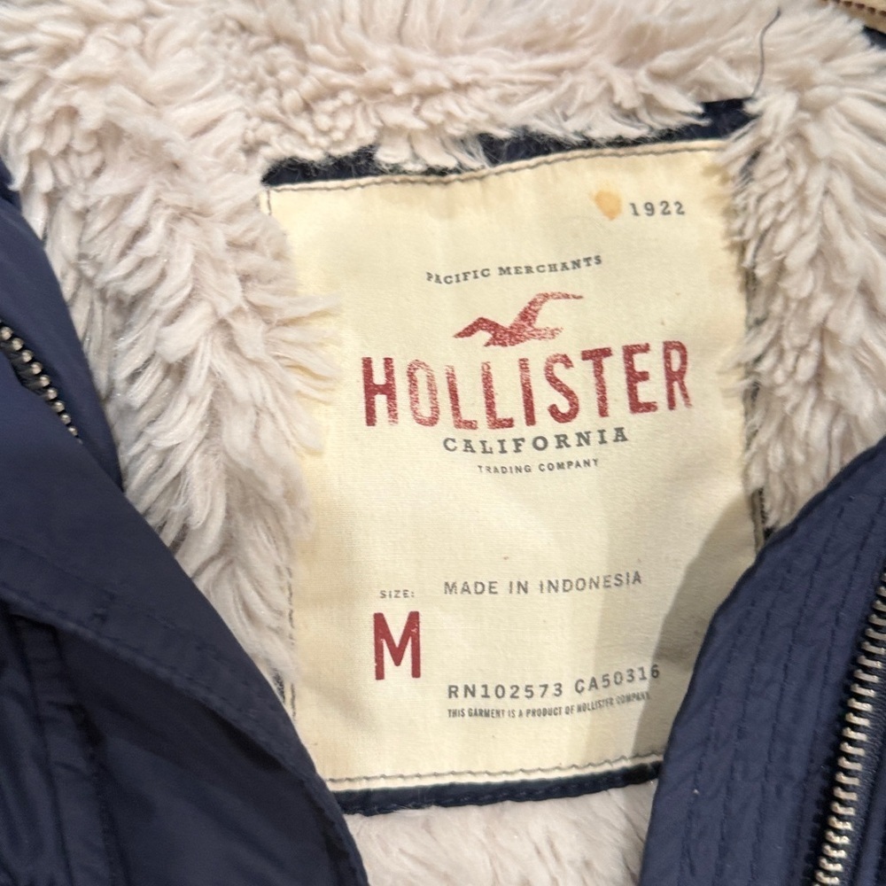Vintage Y2K Hollister Dark Blue Puffer Jacket with Faux Fur Trim Removable Hood - Picture 3 of 8